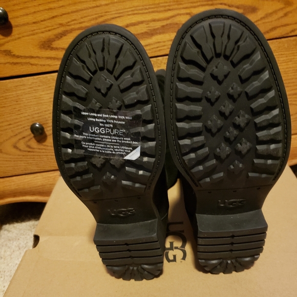 Ugg  black boots - Picture 4 of 6